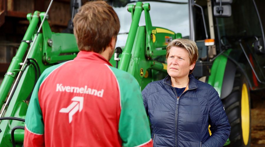 Sarah Dyke MP Lib Dems speaking to a farmer 