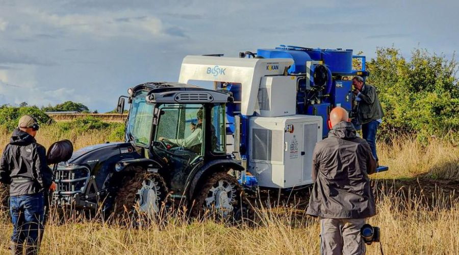 Jeremy Clarkson testing Kirkland UK berry picker